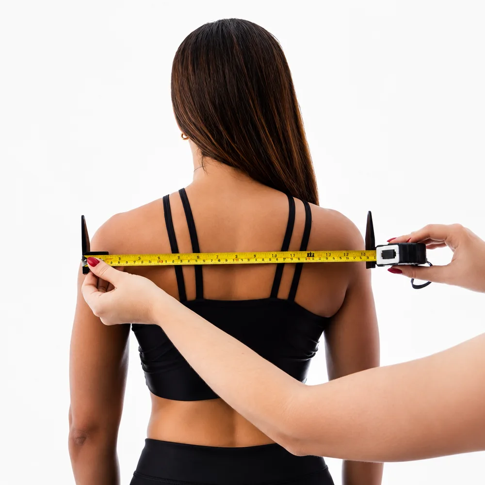 Segmómetro SDeportiva midiendo el diámetro biacromial de espalda